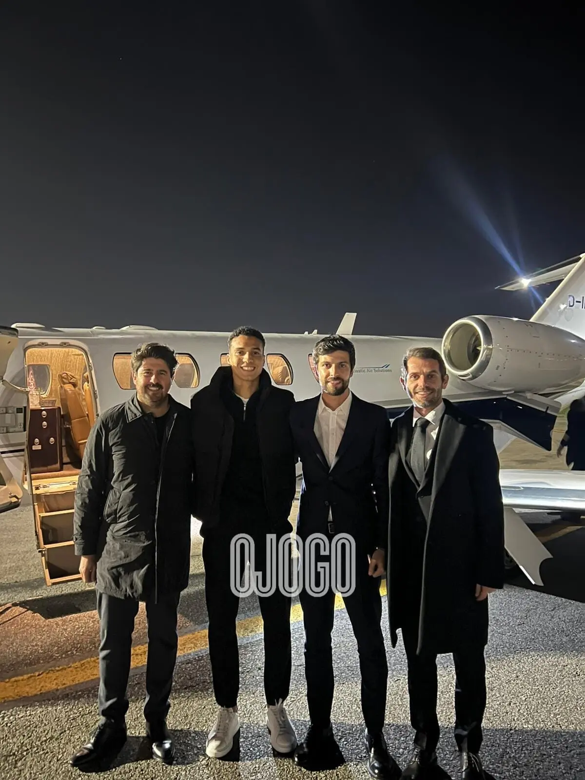 Alberto Costa a caminho de Turim na companhia do agente Miguel Pinho