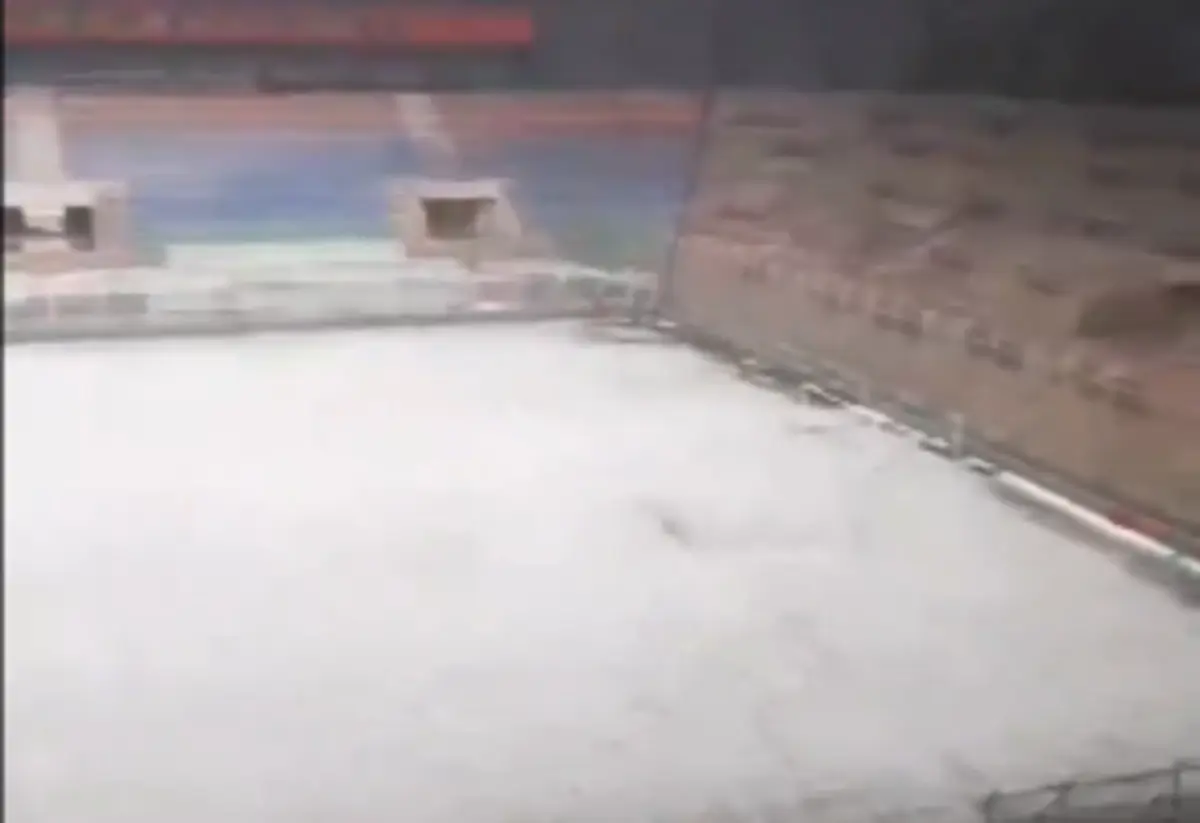 Imagem de contexto do artigo Relvado de estádio na Argentina ficou branco... de granizo. Ora veja