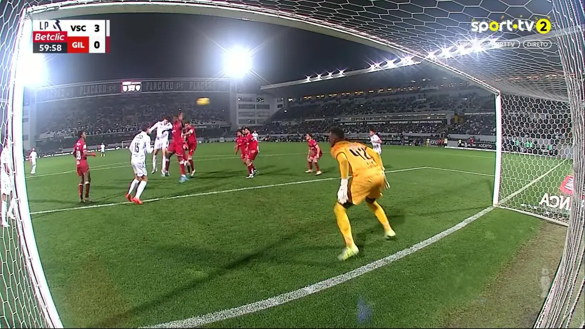 Imagem de contexto do artigo V. Guimarães-Gil Vicente: Manu Silva faz o terceiro de cabeça. Veja o golo
