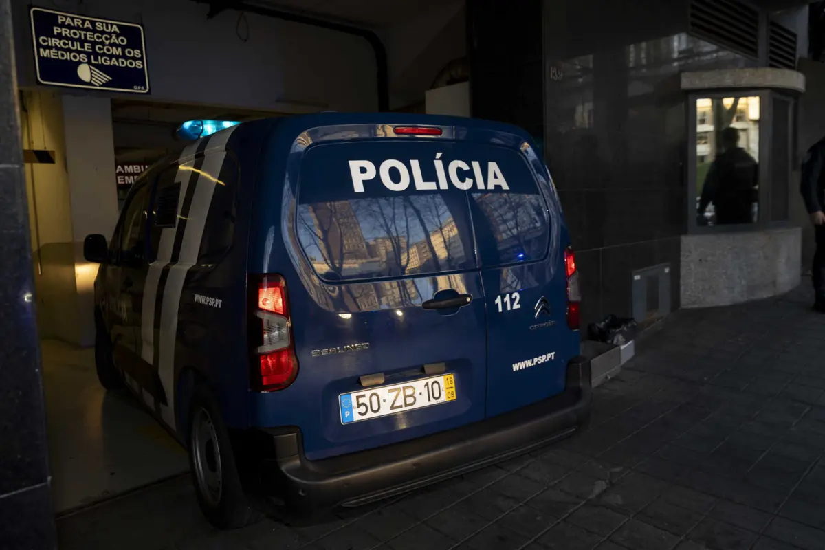 Elemento dos Super Dragões tinha em casa 104 bilhetes. Para o FC Porto-Arsenal eram 87 (créditos: Carlos Carneiro / Global Imagens)