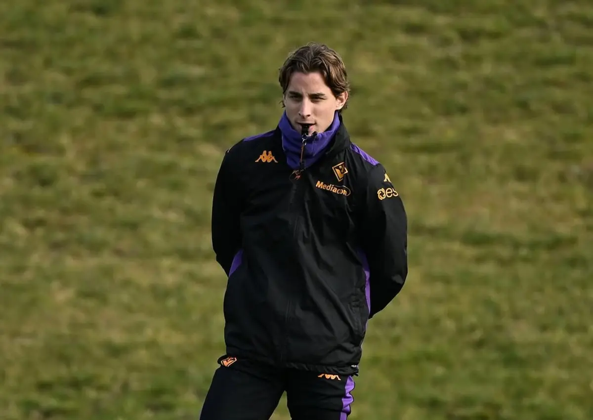 Imagem de contexto do artigo Sem jogar, Edoardo Bove vai fazendo de árbitro nos treinos da Fiorentina