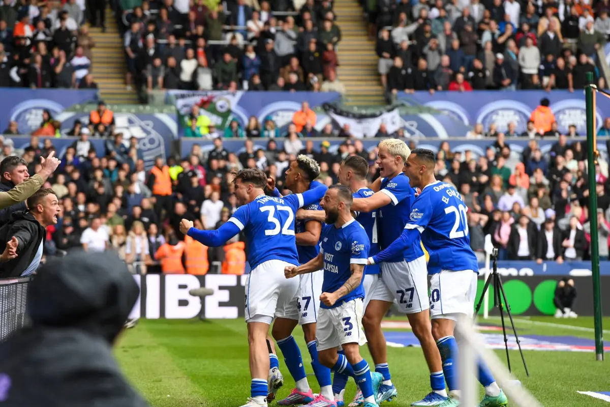 Festa do Cardiff, com Ollie Tanner na frente (créditos: X/Aaron Ramsey)