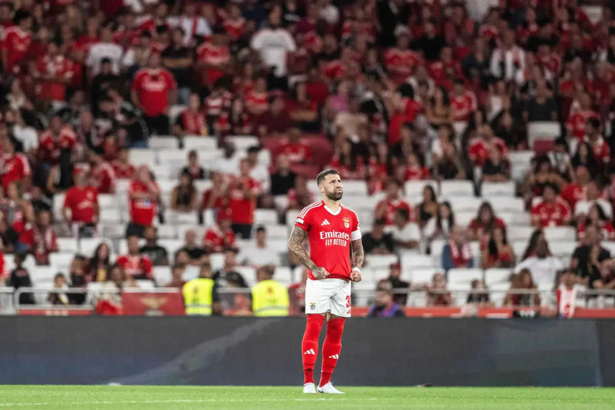 Otamendi tem contrato até ao final da época (Créditos: AFP)