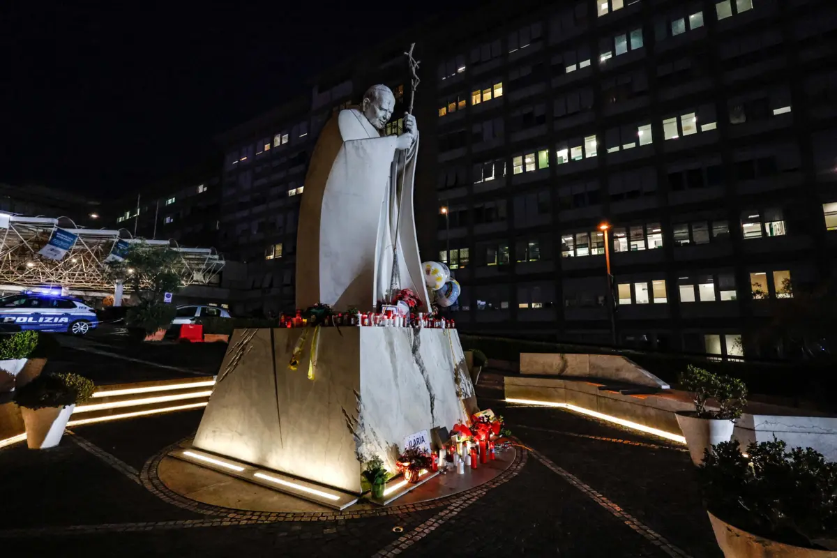 Exterior do hospital onde está Papa Francisco (Créditos: EPA)