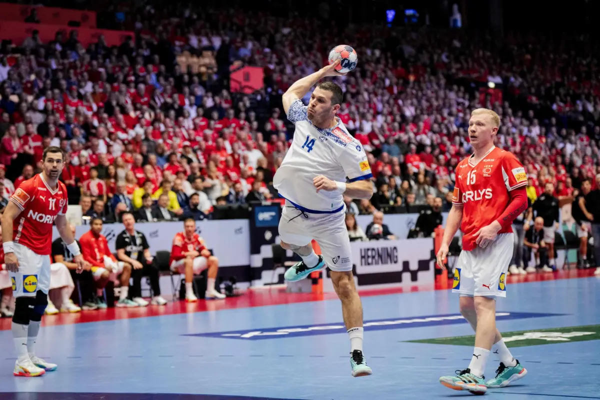 Rui Silva, construtor de jogo no ataque português, marca à Dinamarca um dos 25 golos lusos em contra-ataque