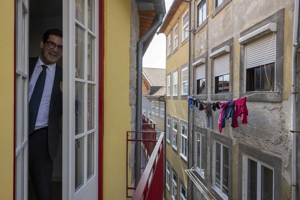 Rui Moreira espreita (créditos: Leonel de Castro/Global Imagens)