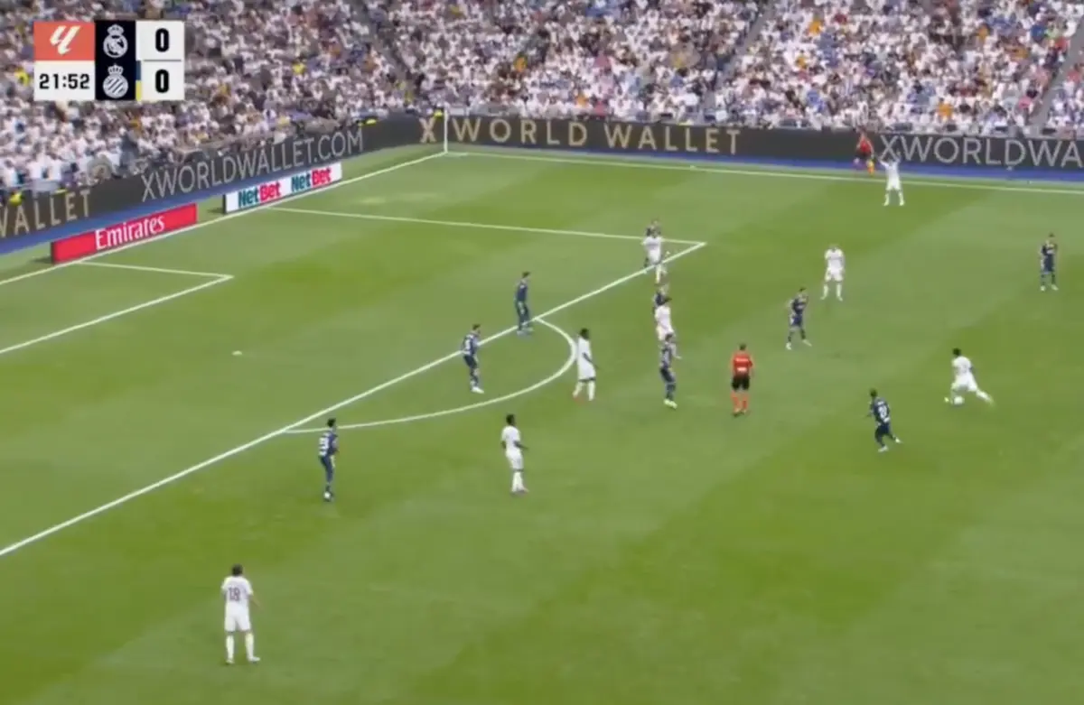 Imagem de contexto do artigo Mas que golaço! Éder Militão brilhou com este remate certeiro no Real Madrid-Espanhol