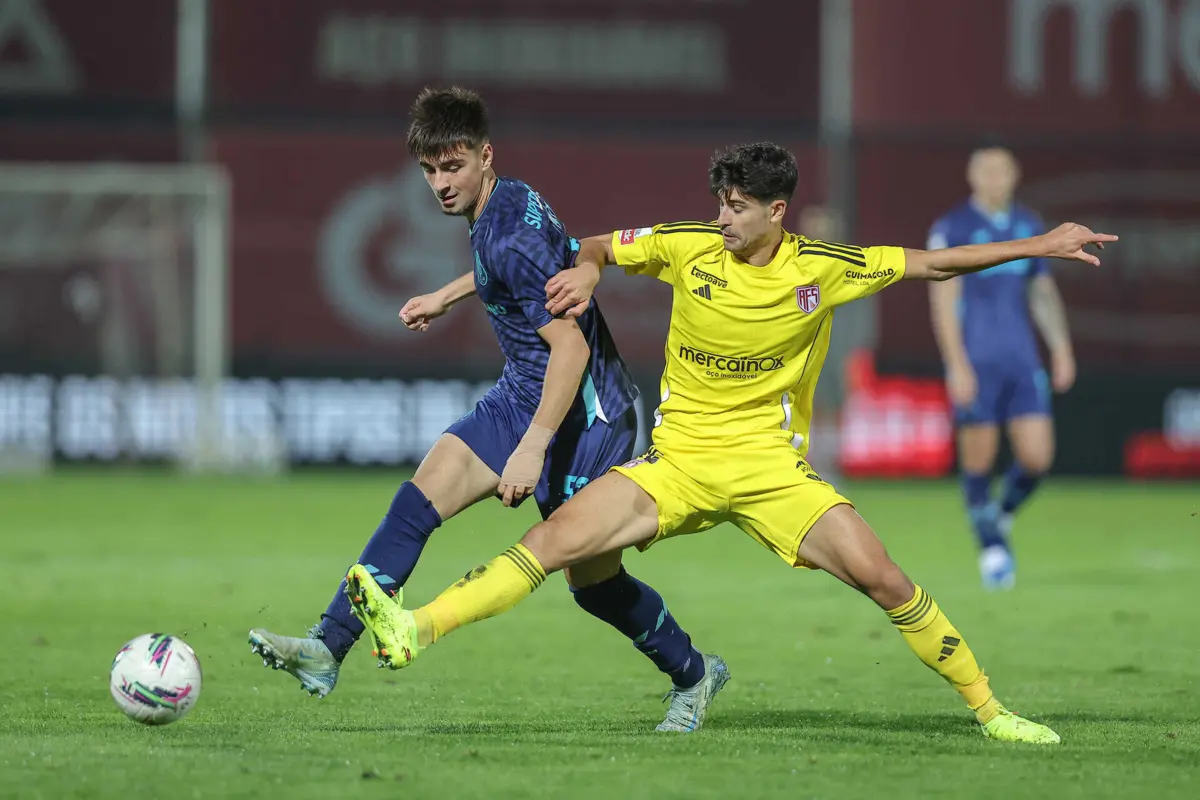 Imagem de contexto do artigo Corredor direito do FC Porto ao rubro: "Martim parece ter vantagem..."