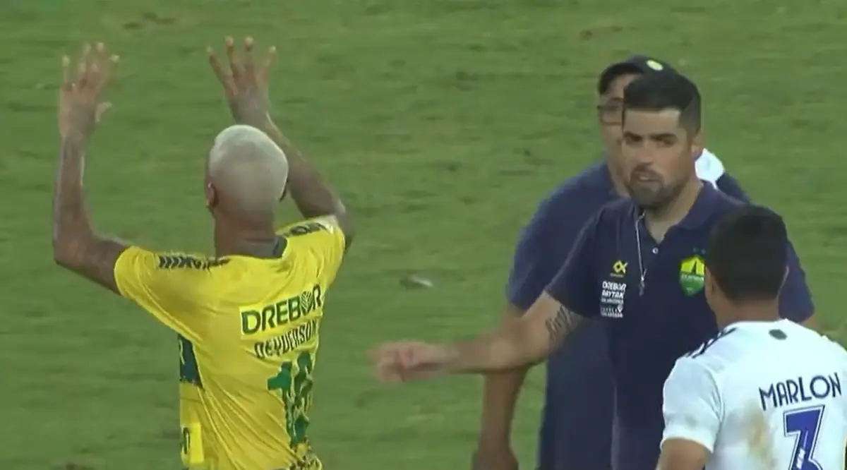 Deyverson responde às vaias, com António Oliveira ao lado