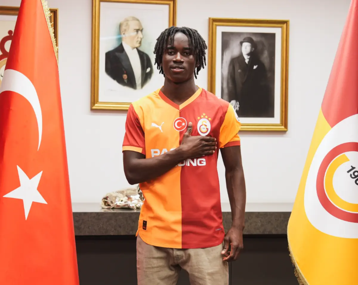 Renato Nhaga com a camisola do Galatasaray