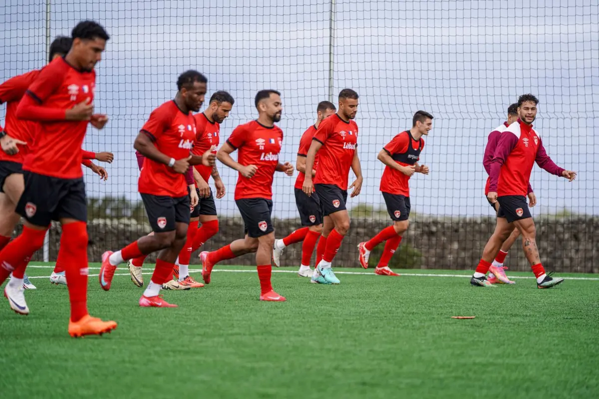 Equipa de Vasco Matos realizou esta segunda-feira, dia 13 de outubro, o primeiro treino no relvado sintético