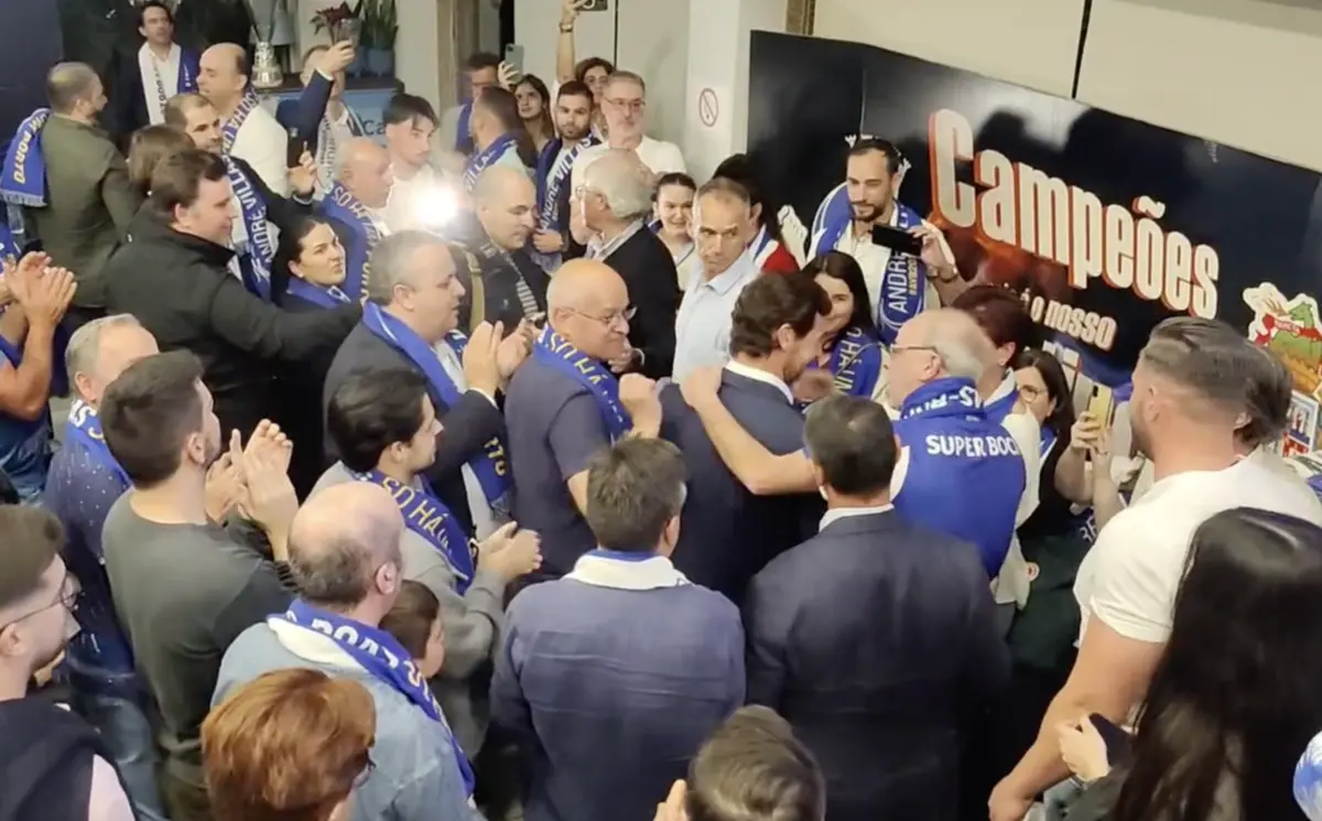 Imagem de contexto do artigo Aplausos na chegada de André Villas-Boas à Casa do FC Porto de Famalicão. Veja aqui