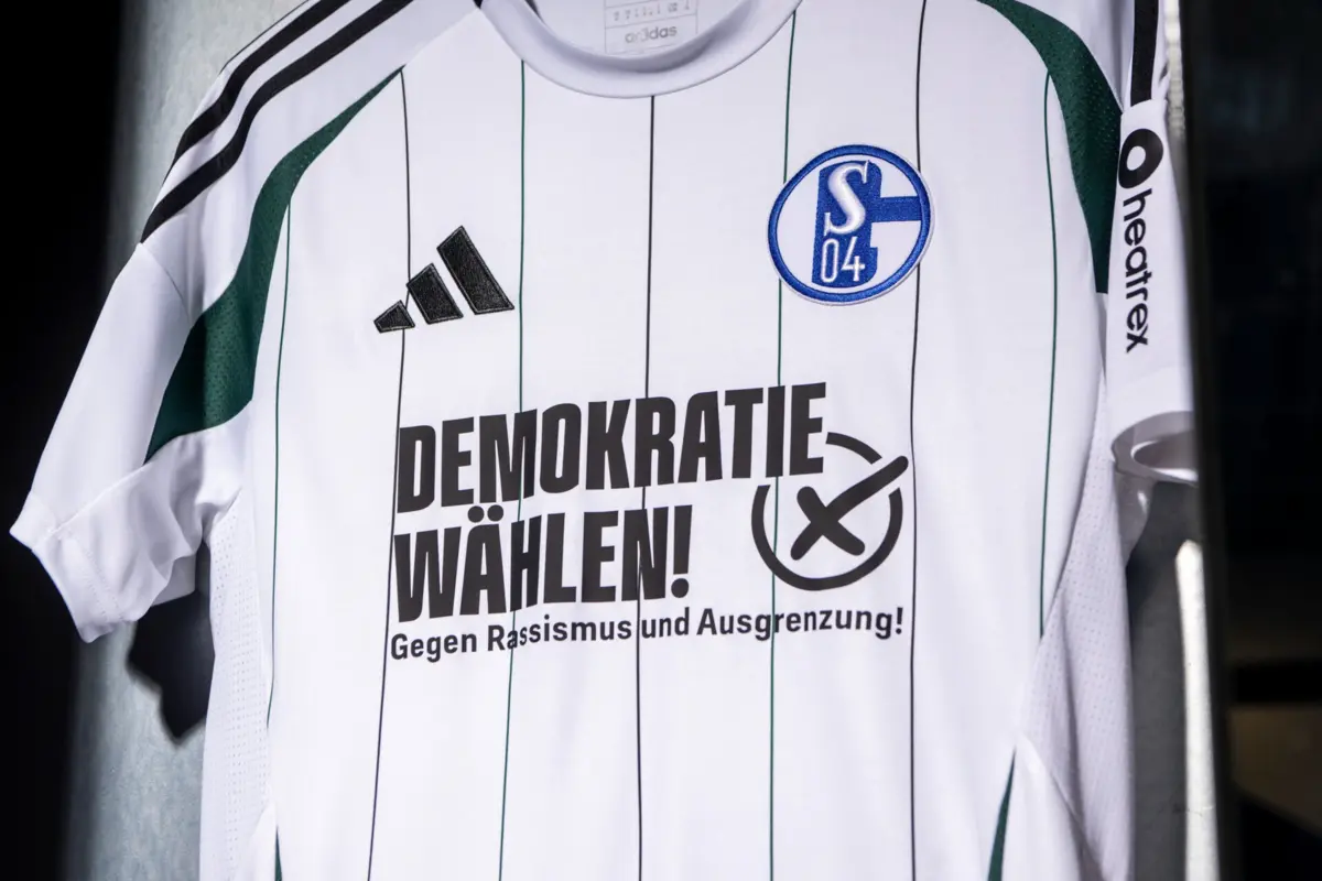 Imagem de contexto do artigo Em dia de eleições, Schalke 04 joga com mensagem na camisola: "Vota na democracia"