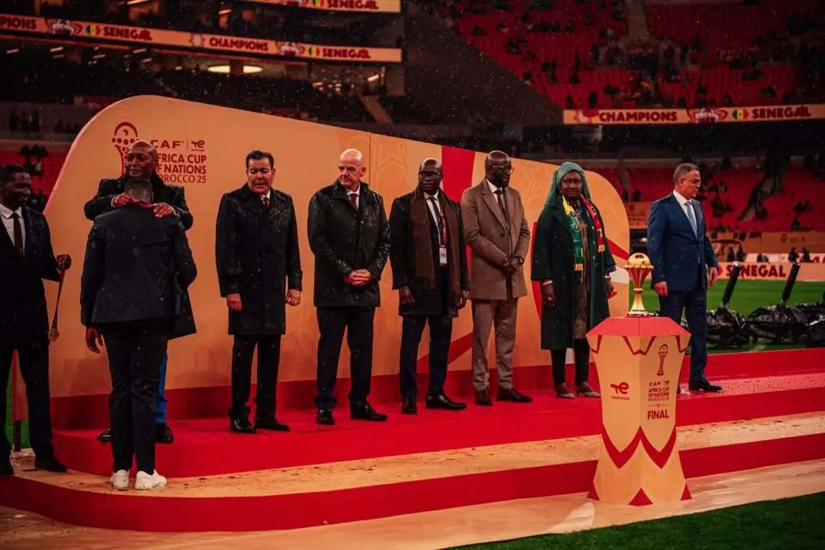 Abdoulay Fall após a conquista da CAN pelo Senegal