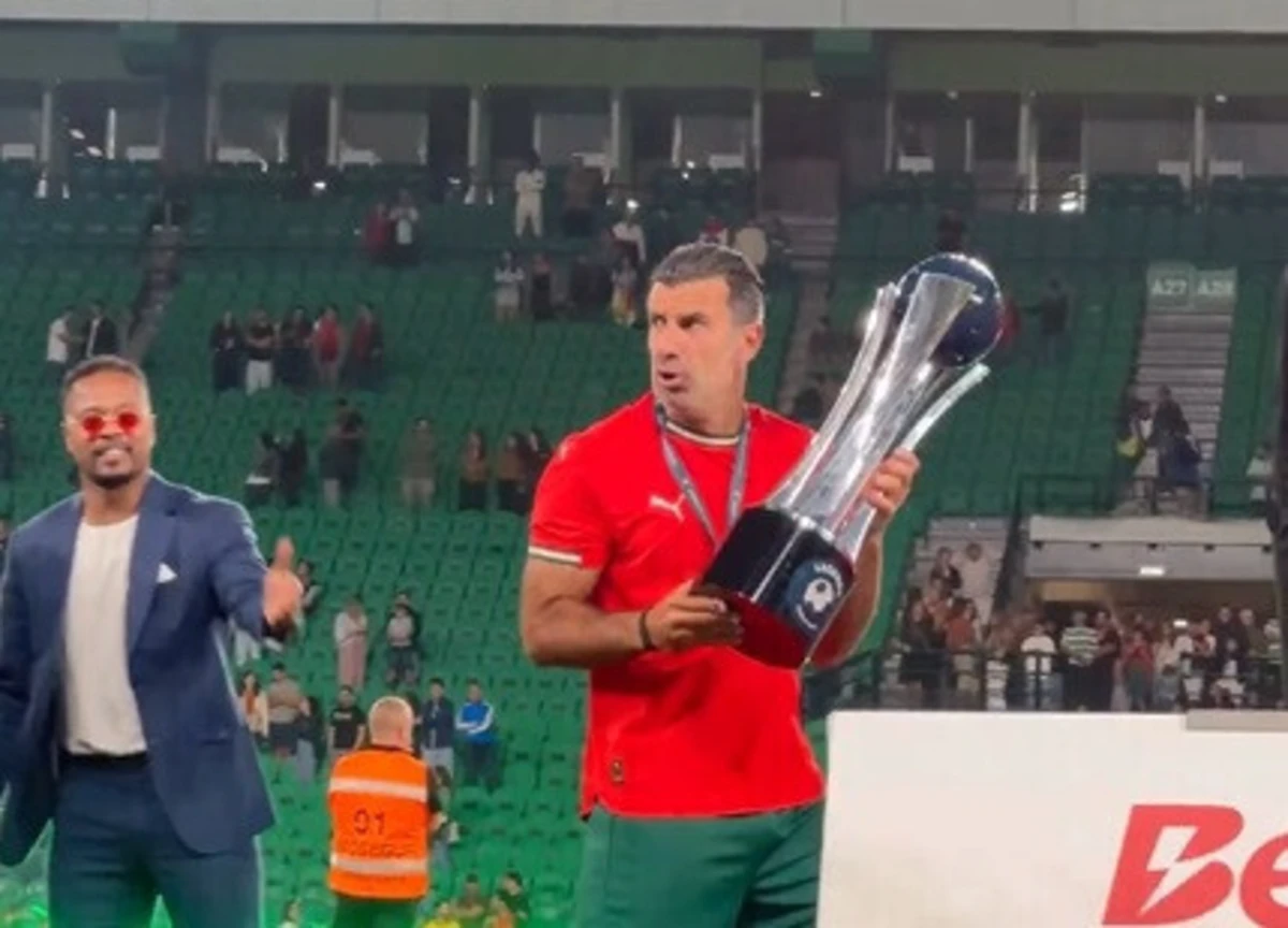 Imagem de contexto do artigo Parece pesado: a reação de Figo antes de erguer o troféu do Legends Charity Game