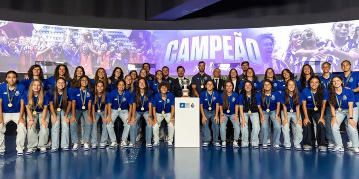 Equipa feminina com Villas-Boas no museu (créditos: FC Porto)