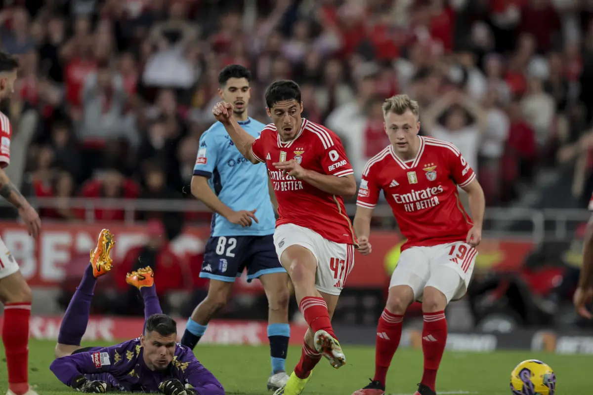 Tiago Gouveia remata