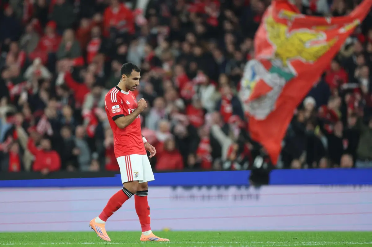 SL Benfica's Greek forward #14 Vangelis Pavlidis celebrates scoring the opening goal during the Portuguese League football match between SL Benfica and FC Famalicao at Estadio da Luz in Lisbon on December 22, 2025. (Photo by PATRICIA DE MELO MOREIRA / AFP)