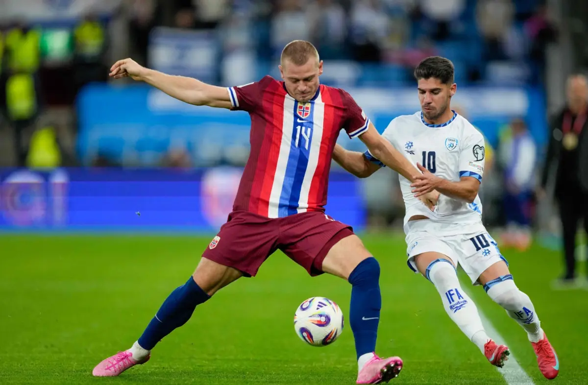 Julian Ryerson (à esquerda) e Manor Solomon (à direita)