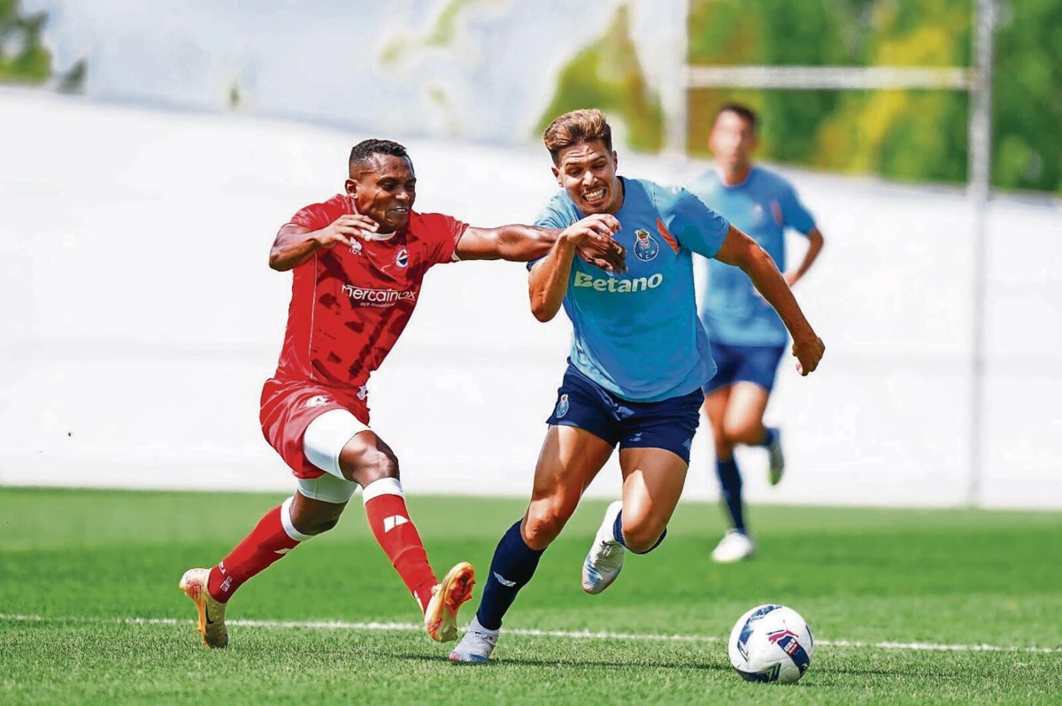 Francisco Moura no jogo de preparação com o Trofense, o último em que participou
