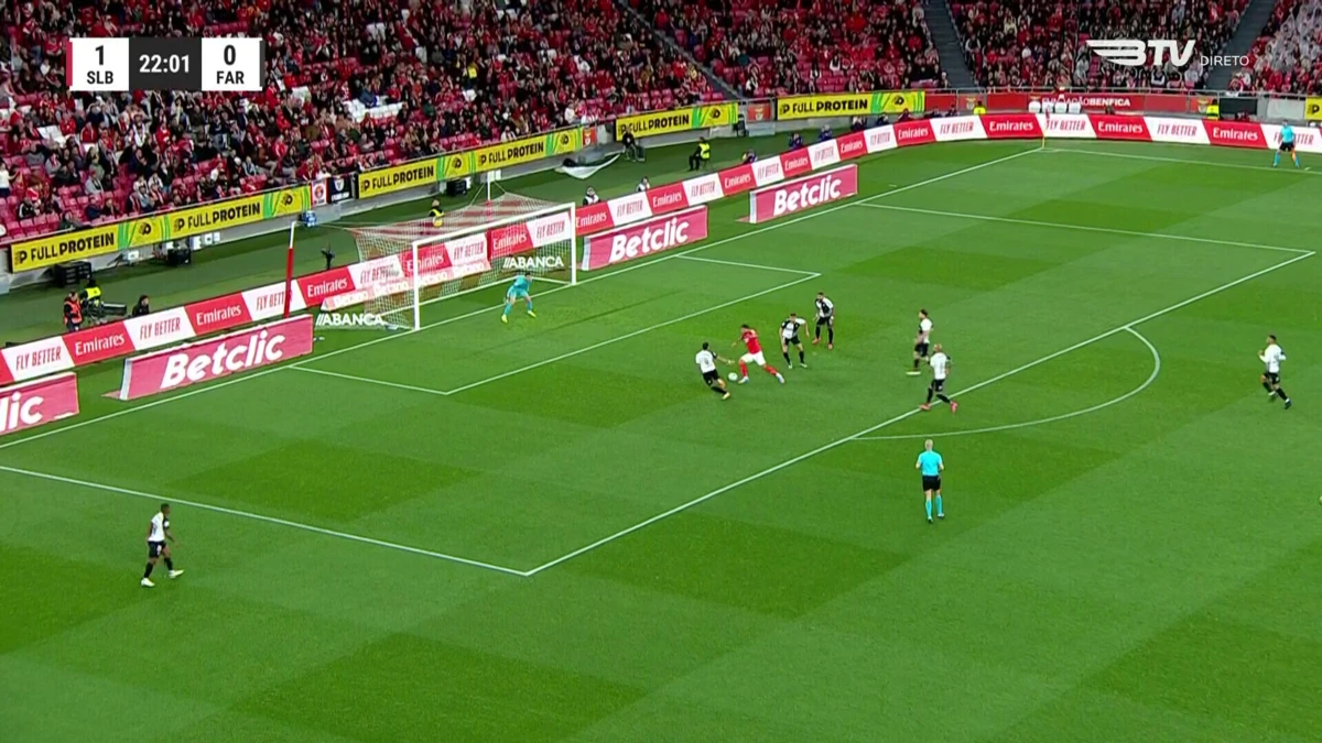 Imagem de contexto do artigo Akturkoglu assiste Pavlidis e Benfica aumenta vantagem contra o Farense. Veja o golo