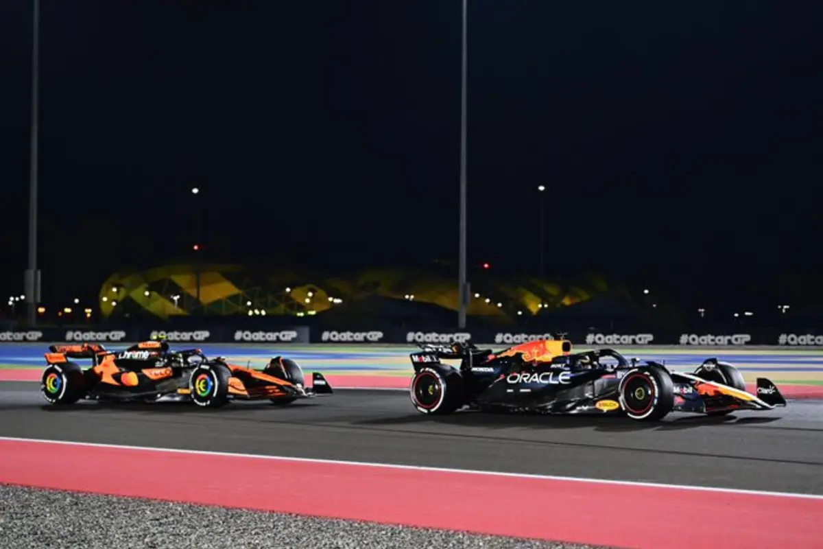 Max Verstappen na frente de Lando Norris