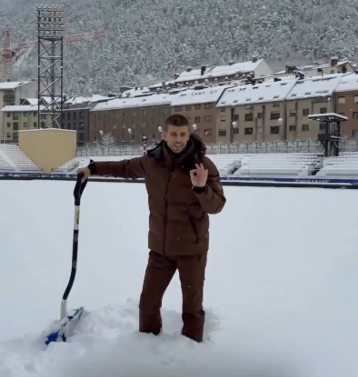 Imagem de contexto do artigo Piqué apela aos adeptos do Andorra que ajudem a tirar neve do relvado em dia de jogo