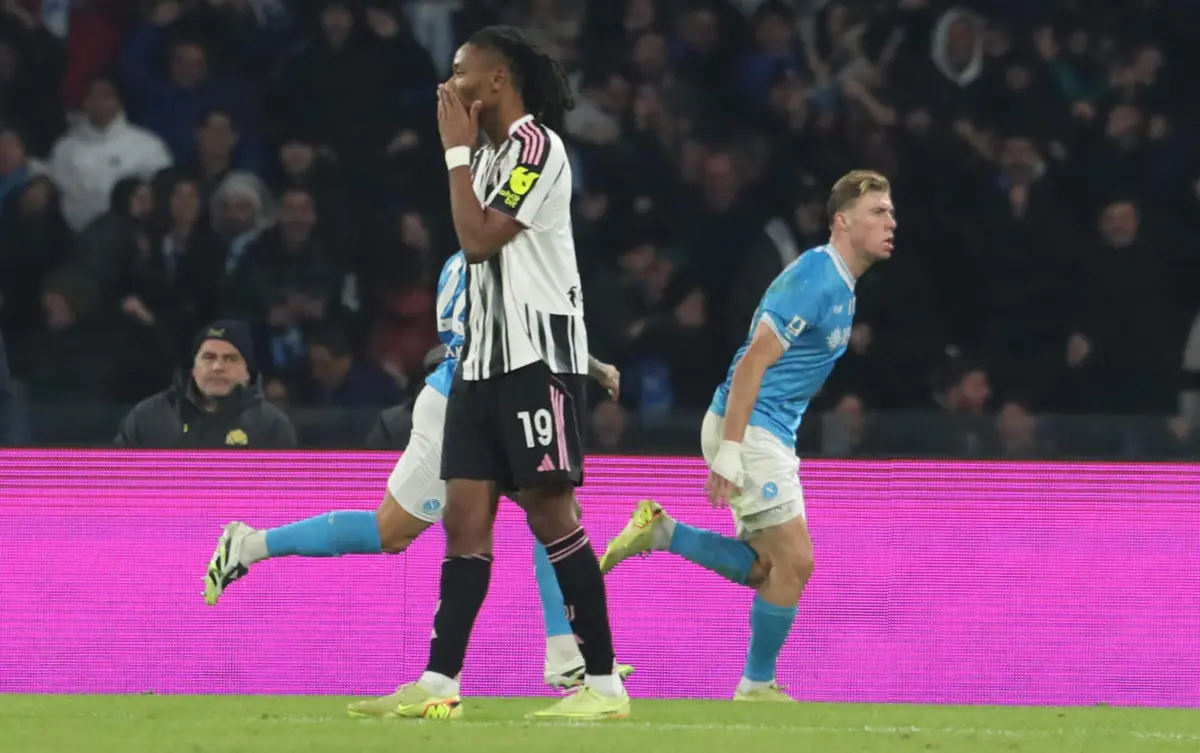 Rasmus Hojlund marcou os dois golos do Nápoles