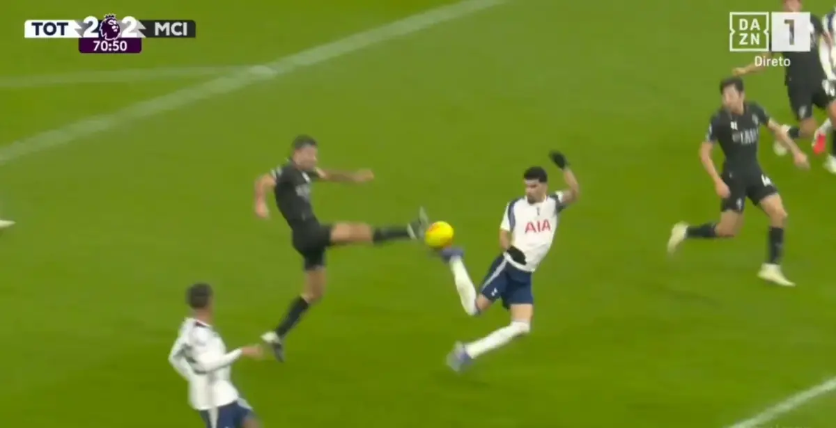 Imagem de contexto do artigo Golo "escorpião" de Solanke e 2-2 no Tottenham-City. Veja aqui