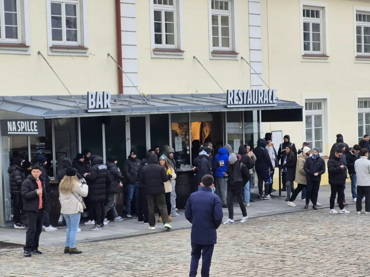 Imagem de contexto do artigo Adeptos do FC Porto combatem frio de Plzen com cerveja. Veja as imagens