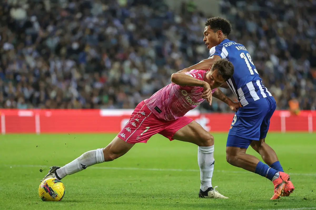 Zanocelo num lance com Namaso, do FC Porto (Créditos: Miguel Pereira/Global Imagens)