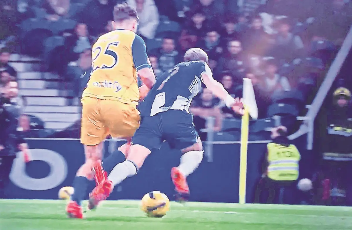 Imagem de contexto do artigo Tribunal O JOGO | Ficou por assinalar falta sobre William à entrada da área do Estoril?