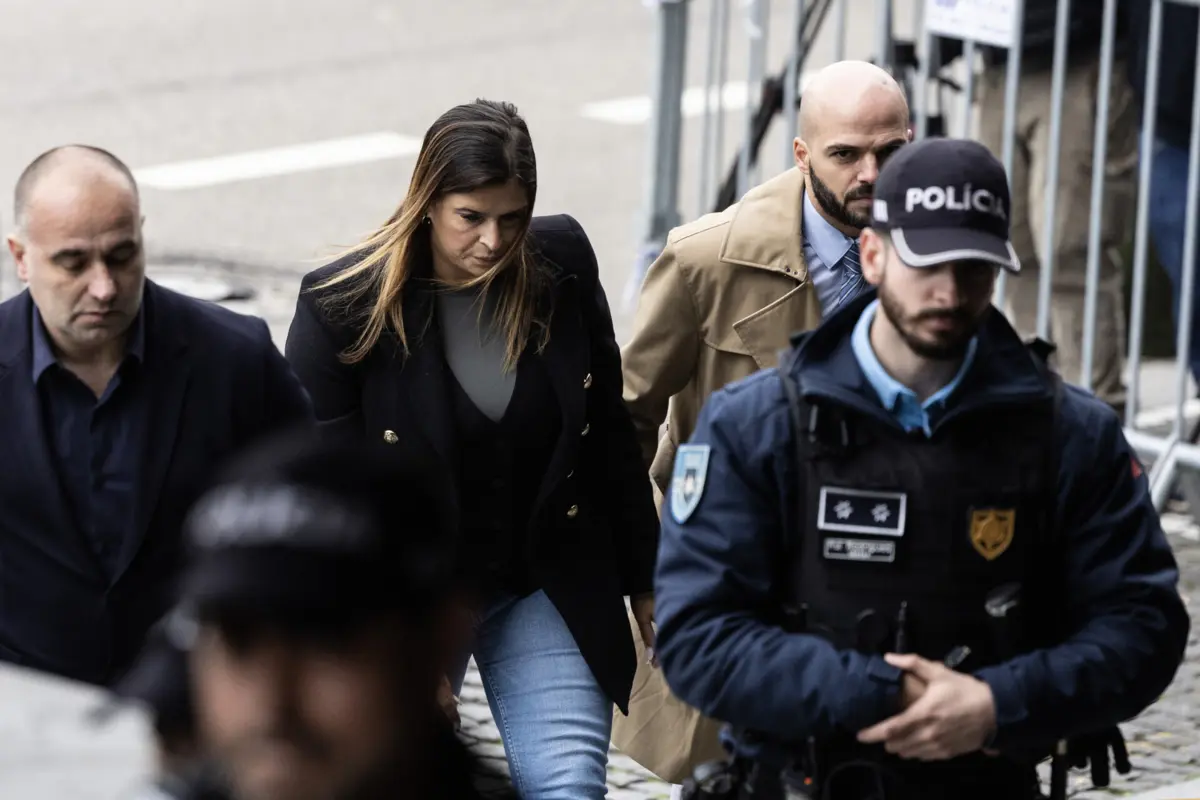 Sandra Madureira na chegada ao TIC (Créditos: LUSA)