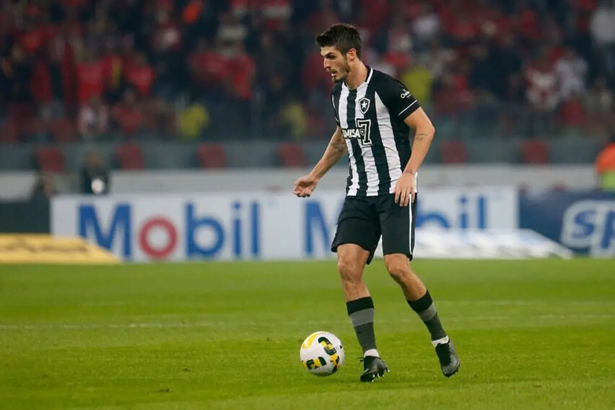 Imagem de contexto do artigo Lucas Piazón referenciado para o miolo do Aves SAD