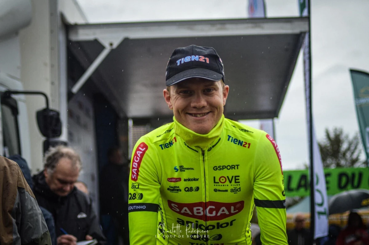 Mathias Bregnhoj sobe ao segundo lugar no Circuito das Ardenas (Créditos: Charlotte J. Pudepiéce)