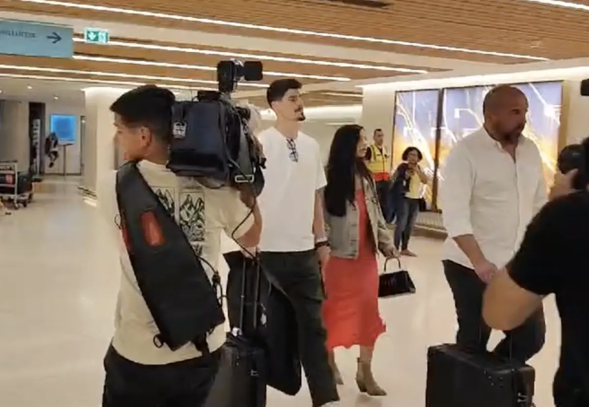 Imagem de contexto do artigo Veja o momento da chegada de Kovacevic a Lisboa