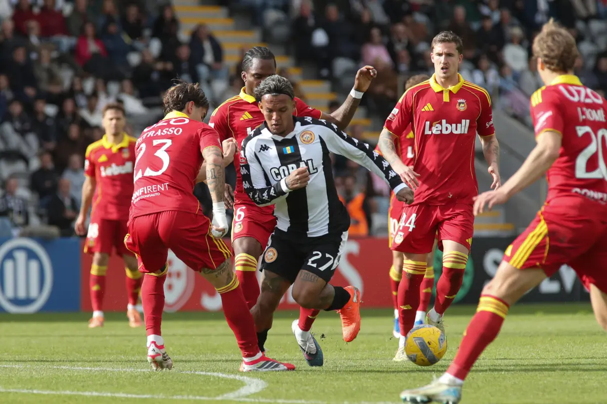 Gabriel Veron marcou o primeiro golo do jogo