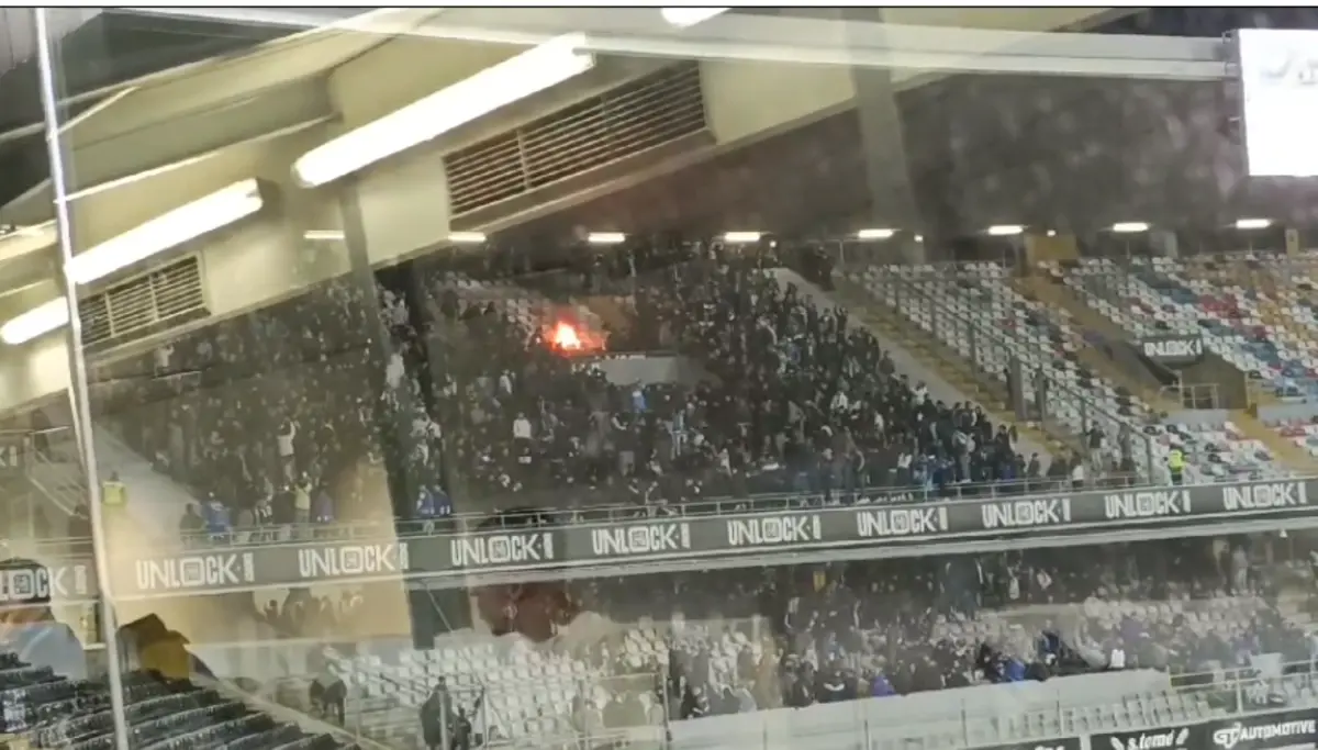 Imagem de contexto do artigo Cadeiras do D. Afonso Henriques a arder na zona de adeptos do FC Porto