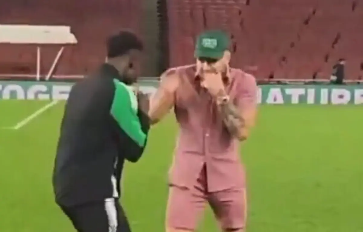 Conor McGregor e Saka (créditos: Instagram)