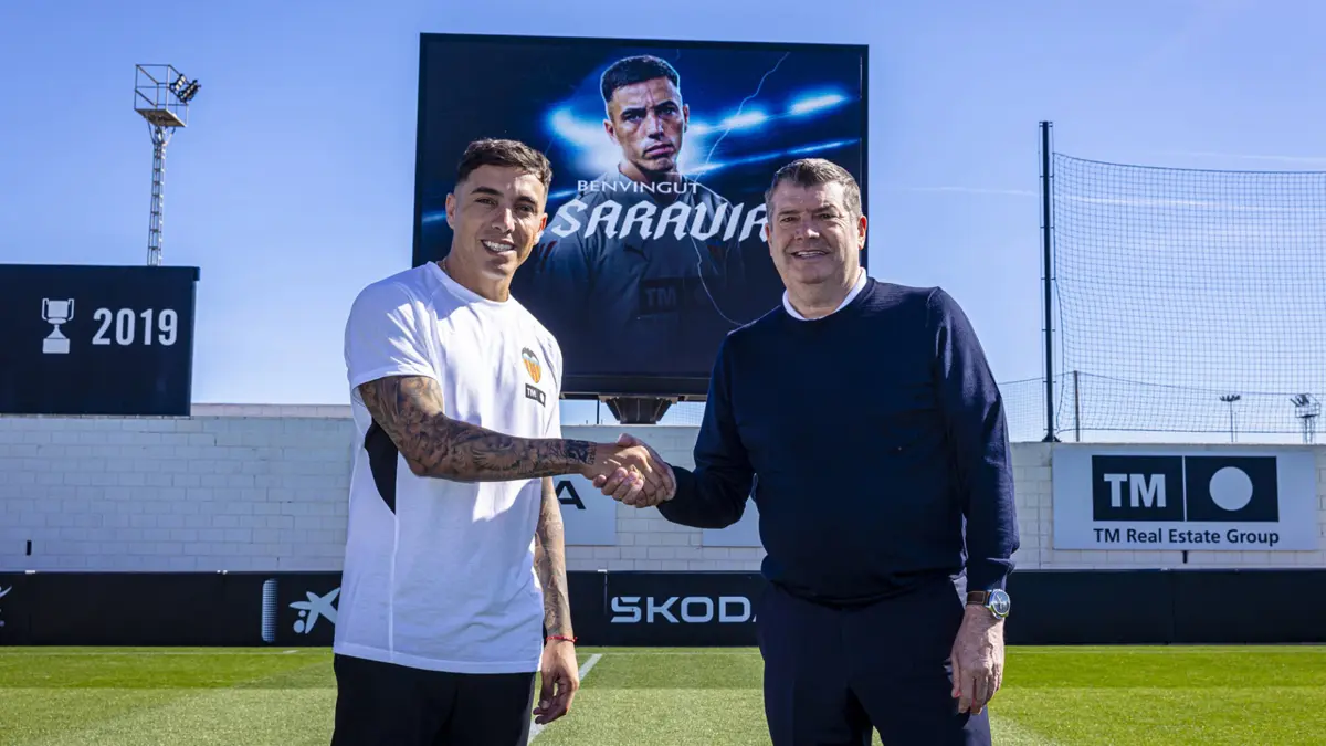 Renzo Saravia à esquerda