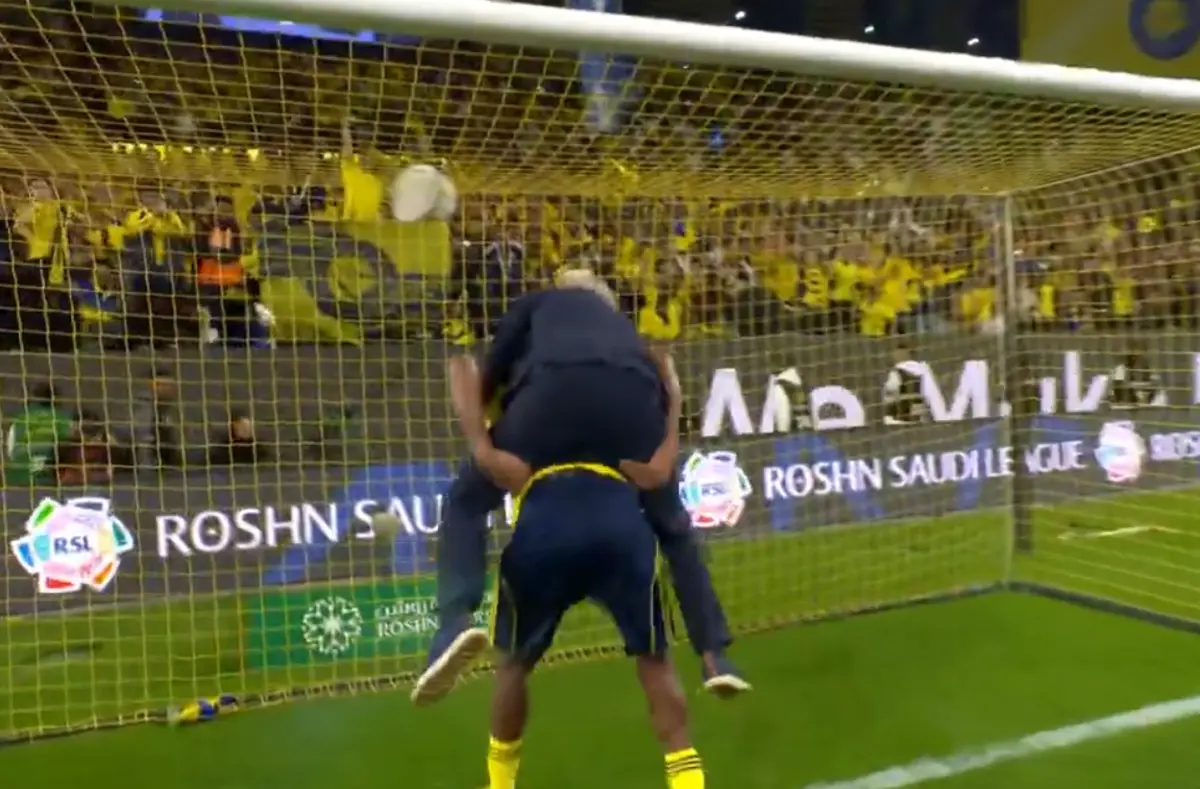 Imagem de contexto do artigo Jorge Jesus andou às cavalitas de Simakan a festejar a vitória do Al Nassr