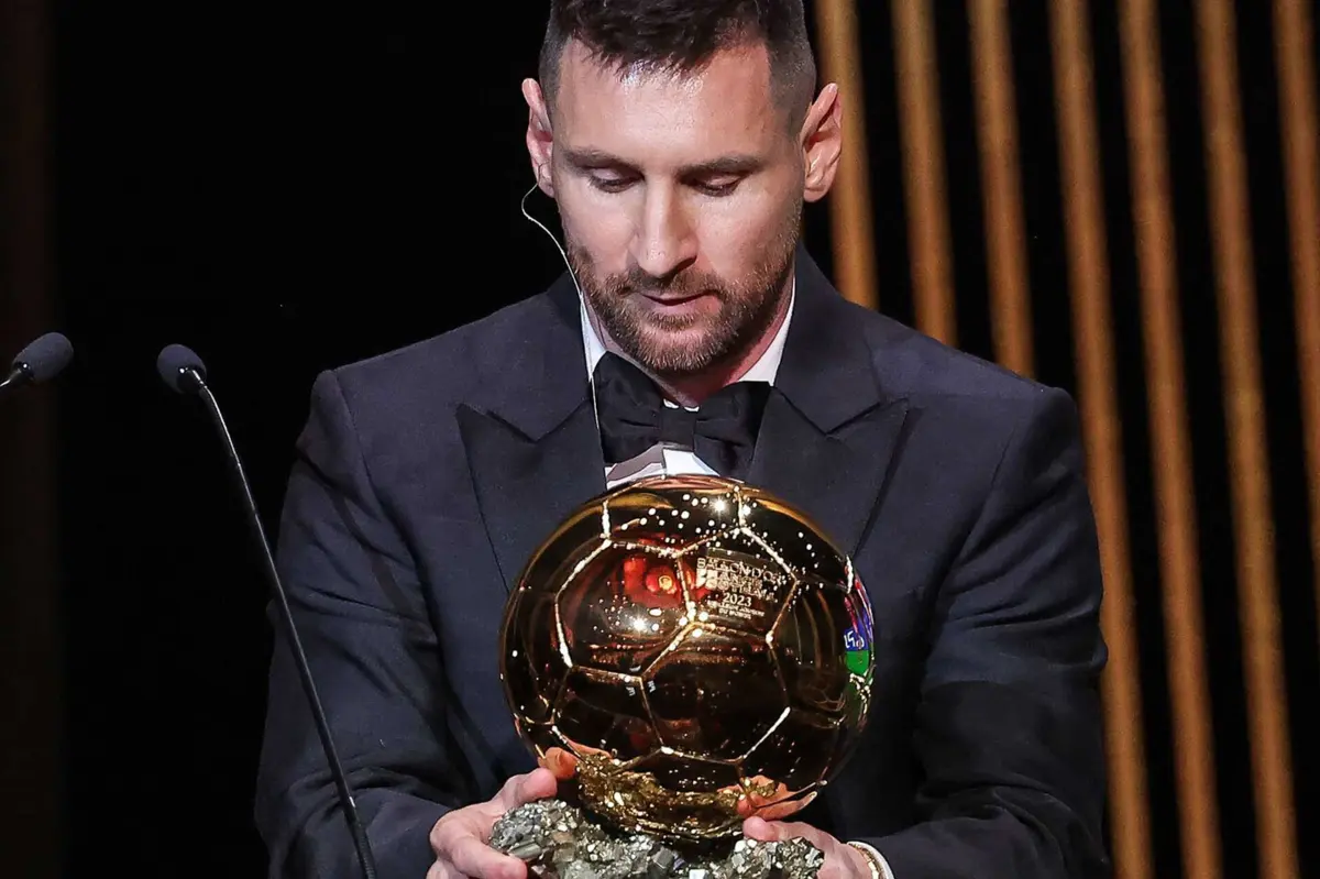 Messi com a Bola de Ouro