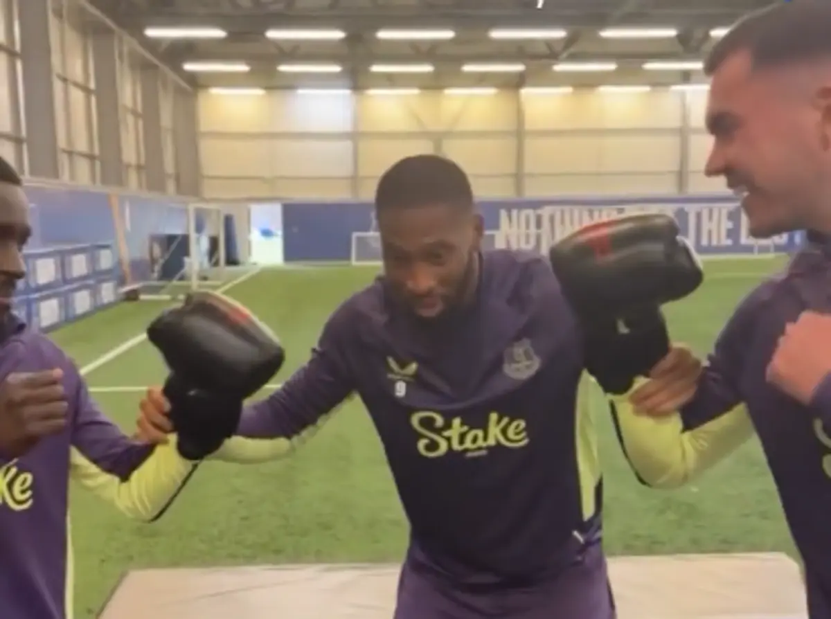 Imagem de contexto do artigo Após desentendimento em Old Trafford, Gueye e Keane foram ao ringue e Beto foi o árbitro