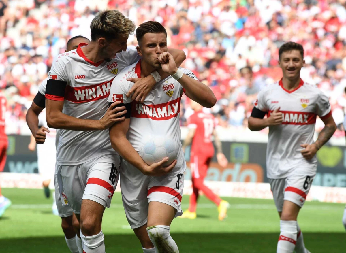 Demirovic festeja golo pelo Estugarda (créditos: AFP)