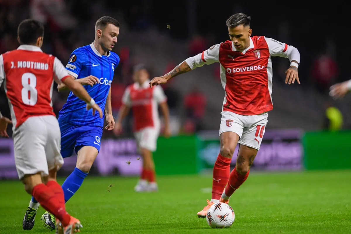 Sporting Braga's Uruguayan midfielder #10 Rodrigo Zalazar (R) controls the ball during the Europa League 1st round day 4 football match between SC Braga and RC Genk at the Municipal stadium of Braga on November 6, 2025. (Photo by MIGUEL LEMOS / AFP)