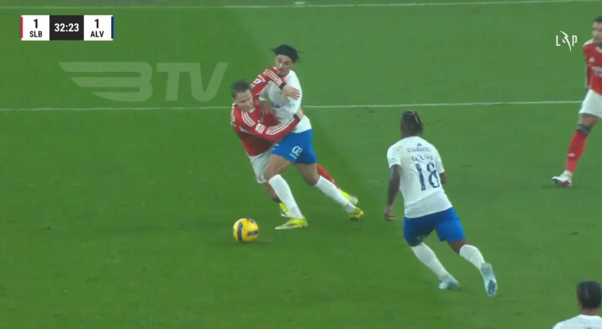Imagem de contexto do artigo Benfica-Alverca: Schjelderup reclamou penálti após este lance. Veja