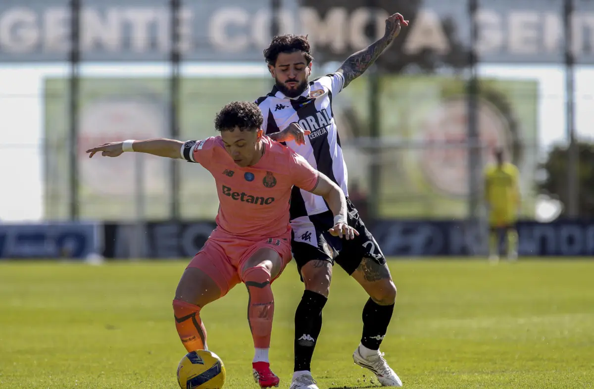 Pepê disputa a bola com Liziero