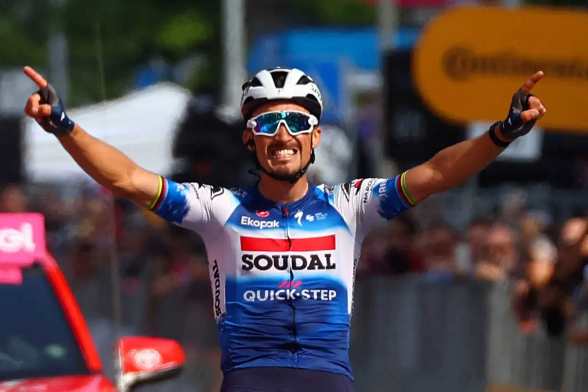 Julian Alaphilippe, da Soudal Quick-Step (créditos: Luca Bettini / AFP)