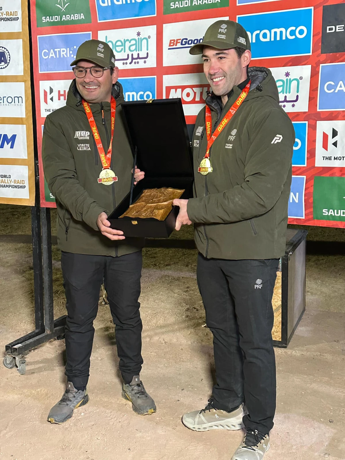 Nuno Sousa e Ricardo Porém com o prémio "Dakar Spirit"