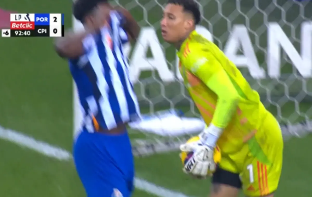 Imagem de contexto do artigo Samu falhou diante da baliza e acabou a rasgar a camisola do FC Porto. Assista aqui